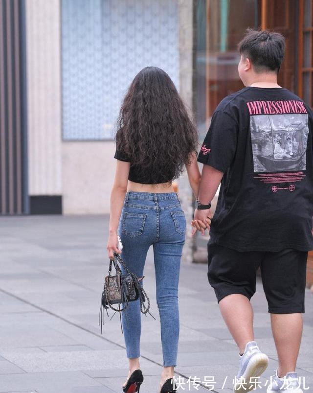 t恤 黑色短款T恤配牛仔裤,更显腰细,一定要搭配出好的身材!