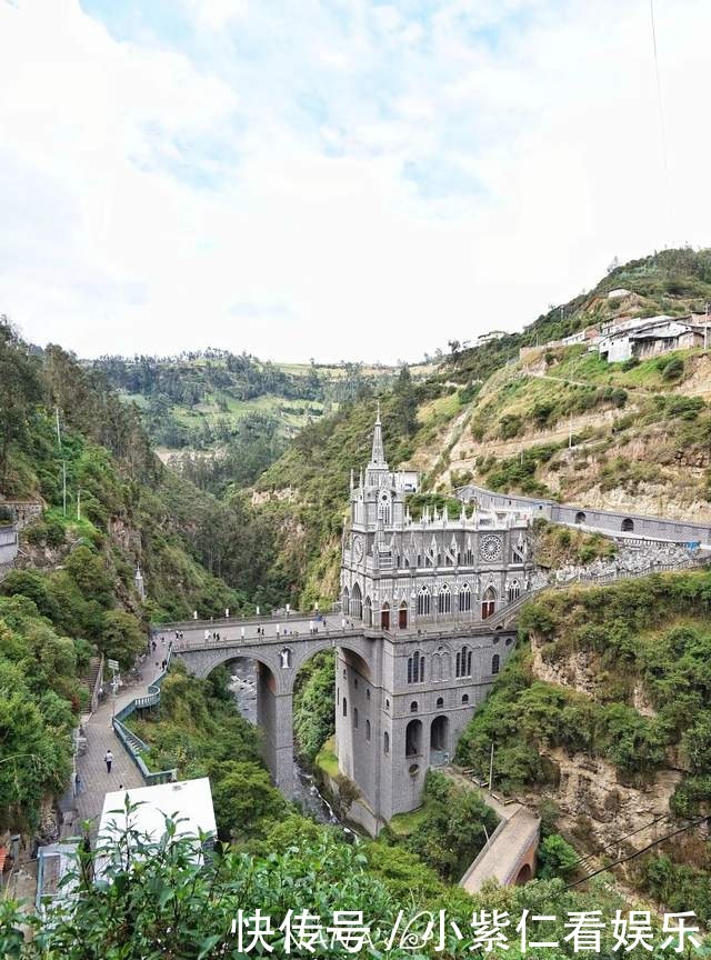 深藏在峡谷间的神秘教堂，震撼且夜景绝美，就在哥伦比亚边境小镇