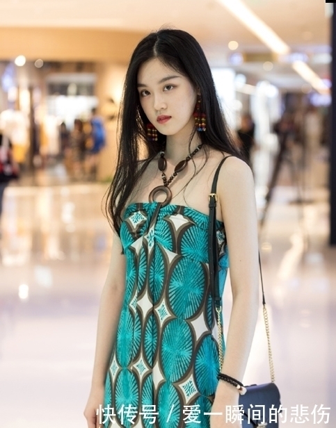 美街|美街:优雅清新的穿搭,配上白皙的皮肤,有一种明媚的美感!