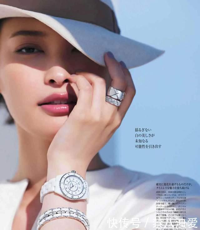 21年早春少不了的颜色:一抹纯净清透的白,让高级感与减龄感同在