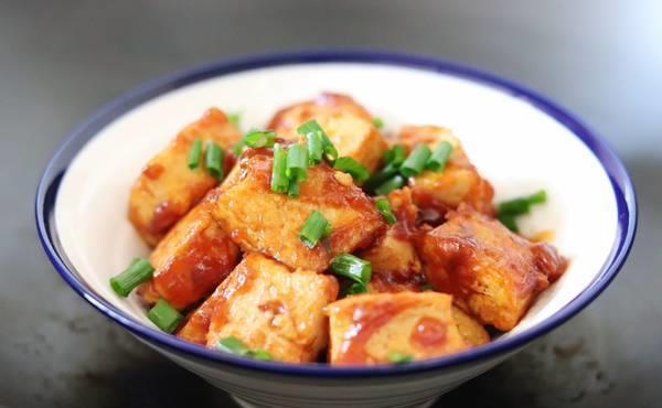 肉也贵,青菜也贵,还是在家吃豆腐吧,2块钱做一盘,真是实惠