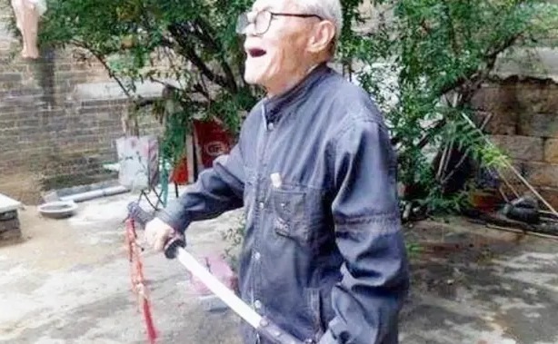 士兵|抗战老兵收藏了一把日本军刀，日本欲花三千万购买，老人一口回绝