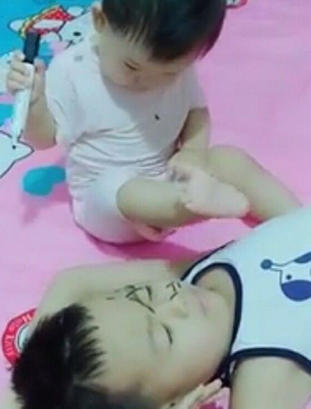 吴妈妈|5岁哥哥带1岁弟弟午睡，当宝妈再进房间看到眼前一幕，哭笑不得