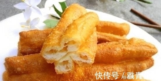 奶奶炸油条从不放酵母，用这3样来和面，油条蓬松酥脆，吃着健康