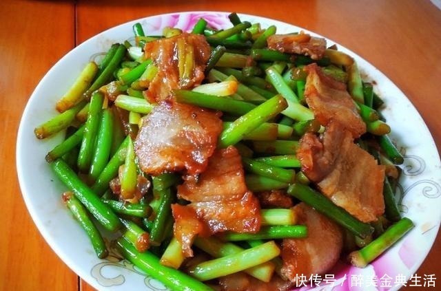 炒蒜苔,“最忌”直接下锅!教你正确做法,又香又脆还入味,好吃