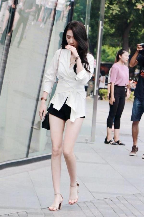 街拍风度翩翩的小美女，白皙美腿纤细笔直，甜美可爱