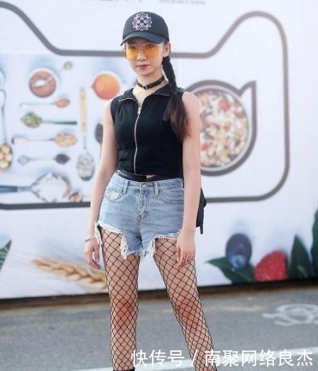 街拍:街上美女的腿都又细又直,堪比“超模”,真是让人爱慕!