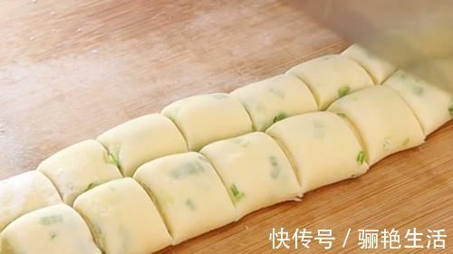 面团|面粉不要蒸馒头了，加一把小葱进去，一次做18个，家人都爱吃