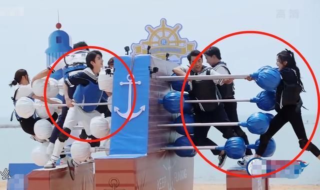 蔡徐坤跟吴宣仪玩搏击,谁留意到蔡徐坤举动“钢铁直男”没错了