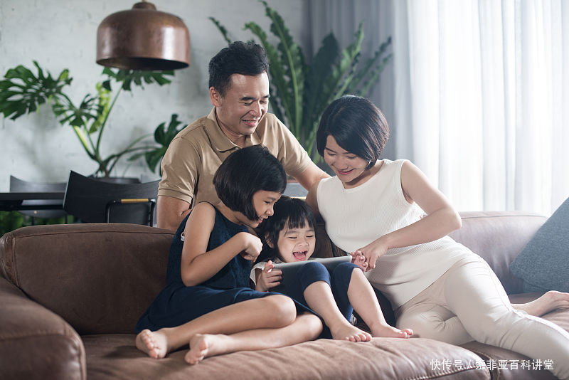 辅导孩子|孩子哭喊请求妈妈陪伴他一天，你有碰到过吗？钱重要还是陪伴重要