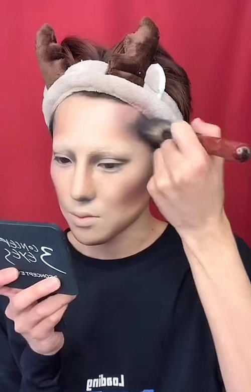 男生也能仿妆“蒙娜丽莎”,开始是无眉大侠,最后有点像