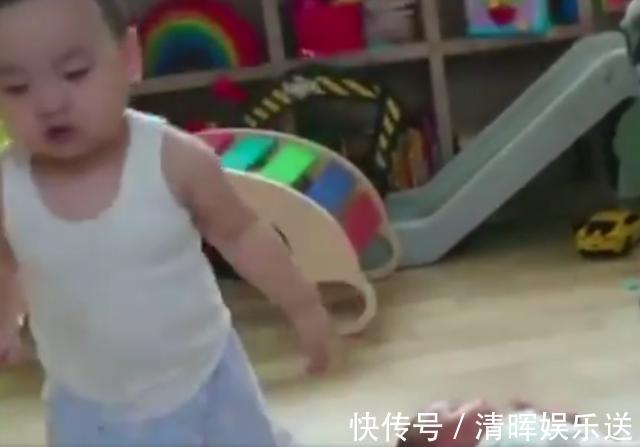 哥哥|2岁的哥哥看到妹妹后,偷偷摸了下就跑,这画面把妈妈的心萌化了