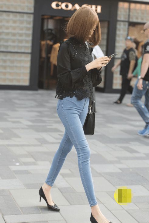 姑娘|紧身牛仔裤，是掩饰姑娘微胖身材的好帮手，尽显性感的身材