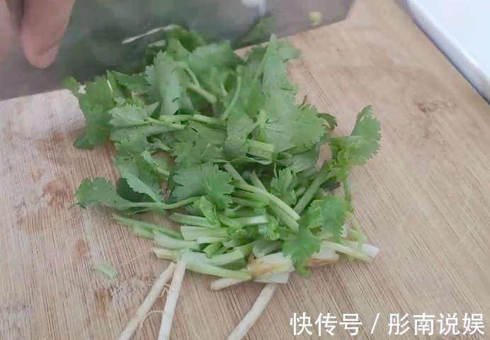 美味|鸡腿最简单的吃法，香辣美味，肉质软嫩，是一道不错的小凉菜