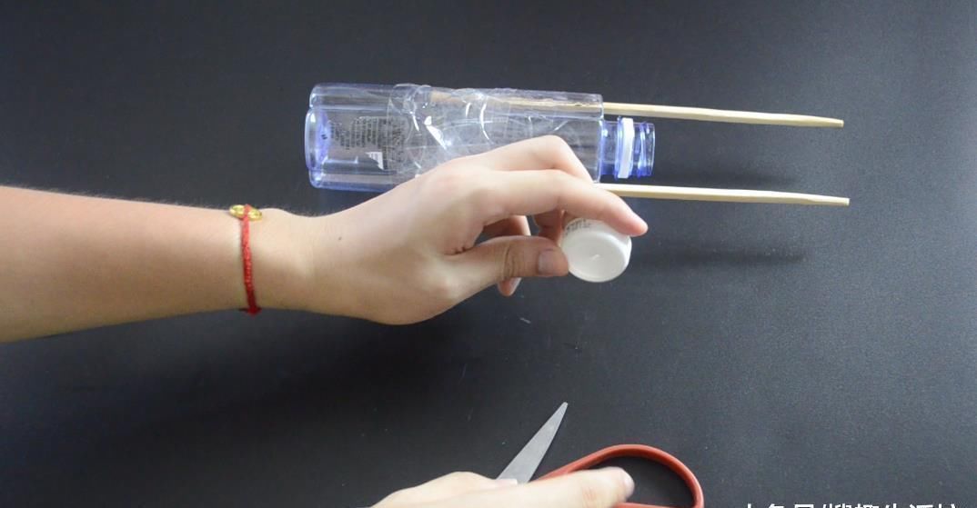 家庭|塑料瓶上绑2根筷子, 这个作用太棒了, 解决了很多家庭的烦恼