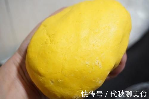 老人孩子都爱吃的南瓜糯米糍,做法很简单,香甜软糯不粘牙