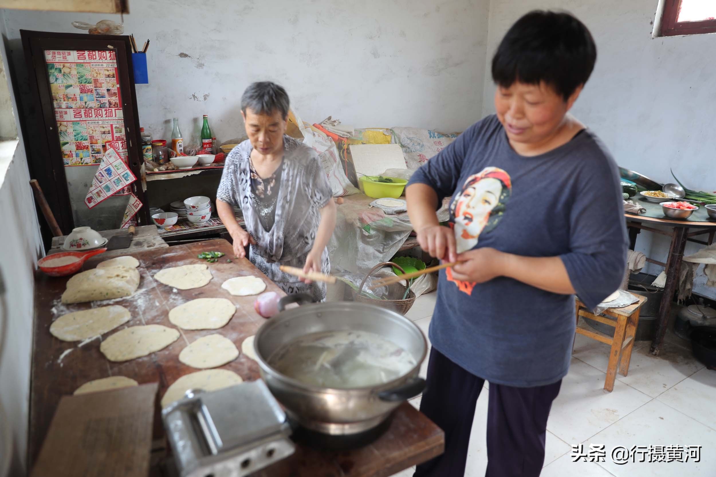 董大娘|阔别60年表哥回乡探亲，农家大妈准备了什么饭菜招待，还抹了眼泪