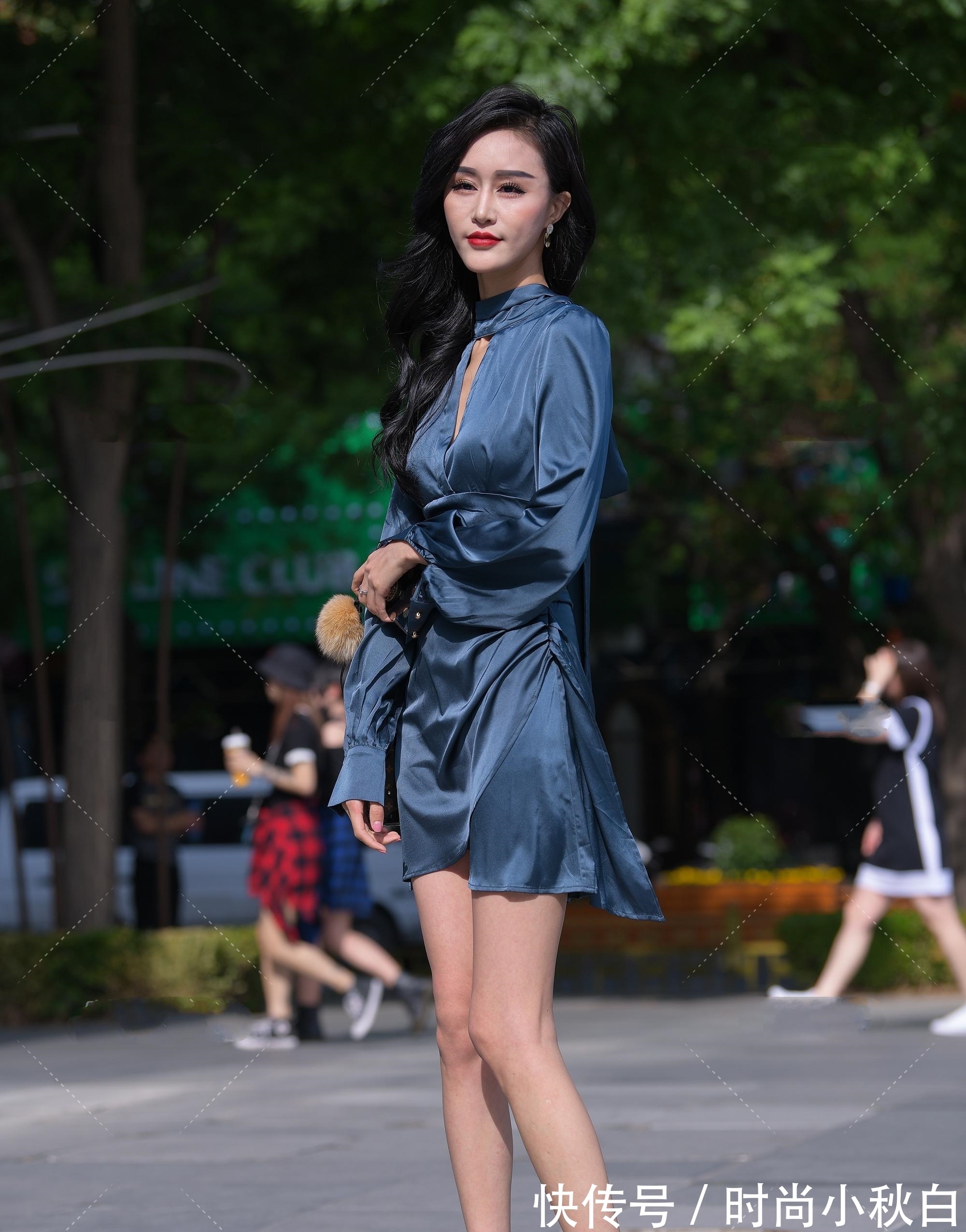小姐姐 灰蓝色丝质连衣裙短裙,搭配明艳妆发,性感优雅的御姐风