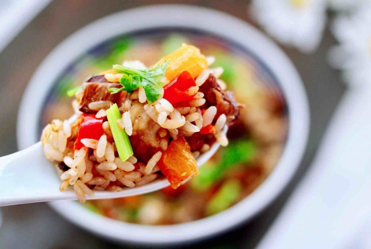 入伏了这样做米饭,简单省事,有饭有菜,米粒饱满入味,孩子爱吃