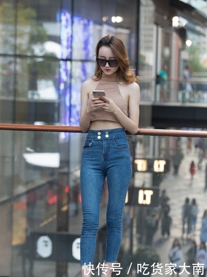 美女|街拍戴墨镜的美女搭配修身牛仔裤，显出不俗的气质