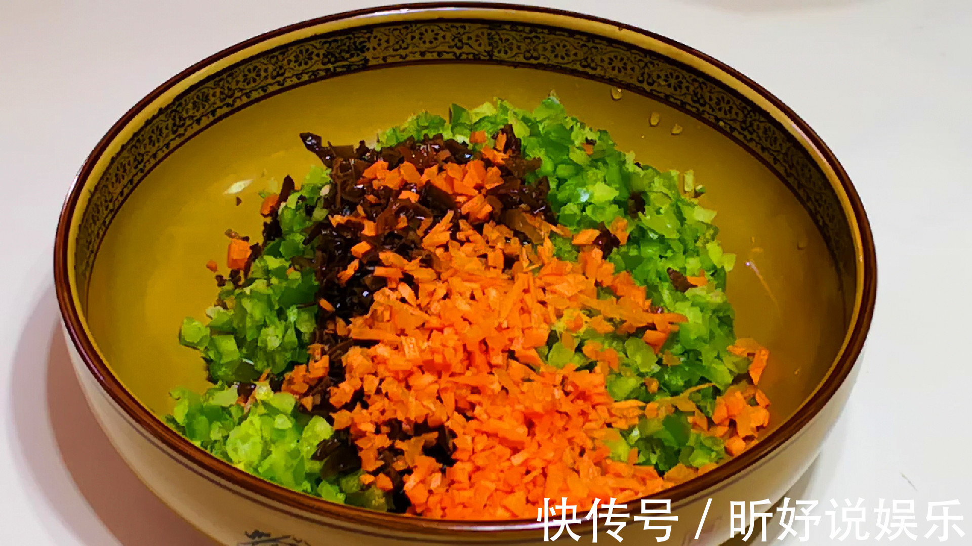 拌饺子馅时别只会加花椒水，学会这拌馅诀窍，饺子又鲜又香不油腻