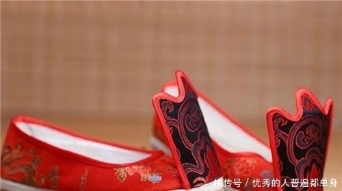 鞋子 古人穿的鞋子,为何前头总是翘起来?专家道出玄机,佩服古人智慧