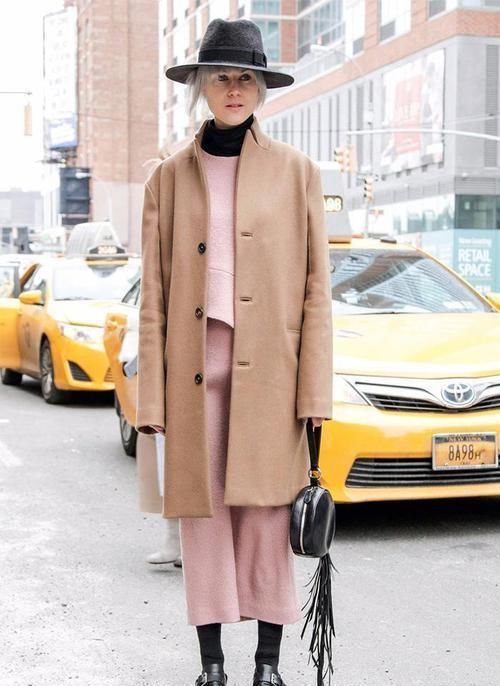 女人穿阔腿裤时，尽量少搭这3双鞋，换上另外几款，时髦又显高