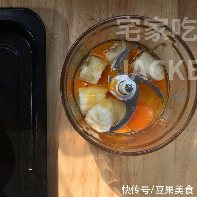 香蕉古早蛋糕，香甜松软，满室飘香，口感如棉花般的轻柔，超好吃