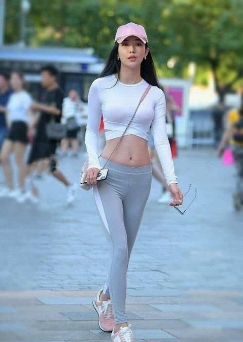  运动|牛仔裤与瑜伽裤搭配各有千秋，轻松穿出魅力女人的时尚格调