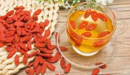 枸杞泡水|十人泡枸杞,九人糟蹋钱,只因4点没抓住,难怪感觉没效果!