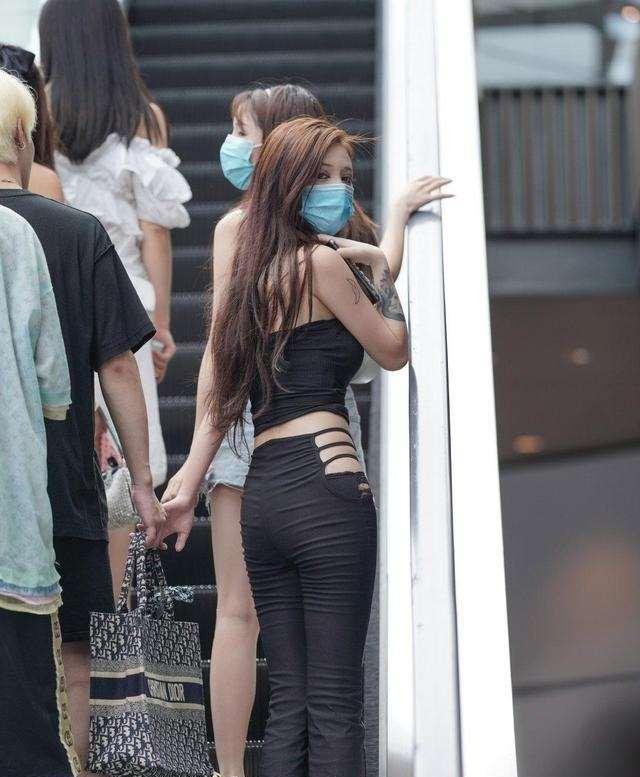 蓝色 美女脚上搭配一双一字带的高跟凉鞋,让她显得气质又靓丽