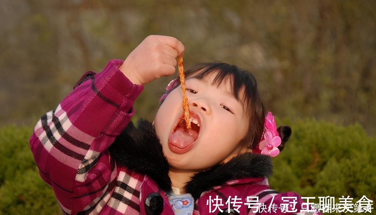 邻居家|萌娃大摇大摆上门“蹭吃”火了,双手插兜表情贼逗:婶,我又来了