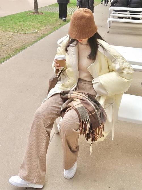  轻松|羽绒服里边穿什么？这几个搭配思路，时髦显气质，轻松摆脱臃肿感