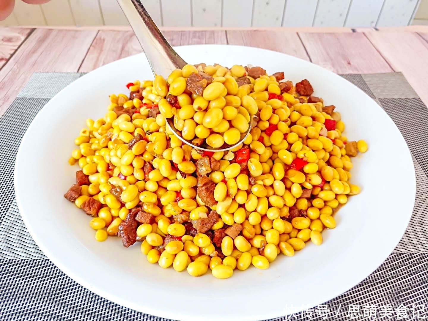 黄豆的时|黄豆此做法营养又解馋,比打豆浆营养翻倍,下酒下饭真是一绝,香