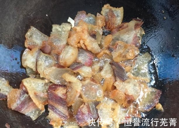 洗腊肉最忌讳只用水洗！教你一个妙招，洗得干净，腊肉更好吃！