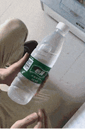 |搞笑GIF图:美女用手托着自己的脑壳,嘴唇是多了一块肉吗?