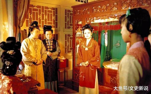 贾母@袭人挖空心思讨好王夫人，还是没当上姨娘，只因她做错了一件事