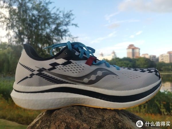 三兄弟|享受“风驰电掣”的感觉——Saucony Endorphin Pro 啡鹏2 碳板跑鞋测评