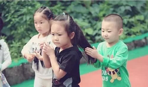 幼儿园“新型欺凌”蔓延,宝宝无助承受偷偷哭泣,父母却浑然不知