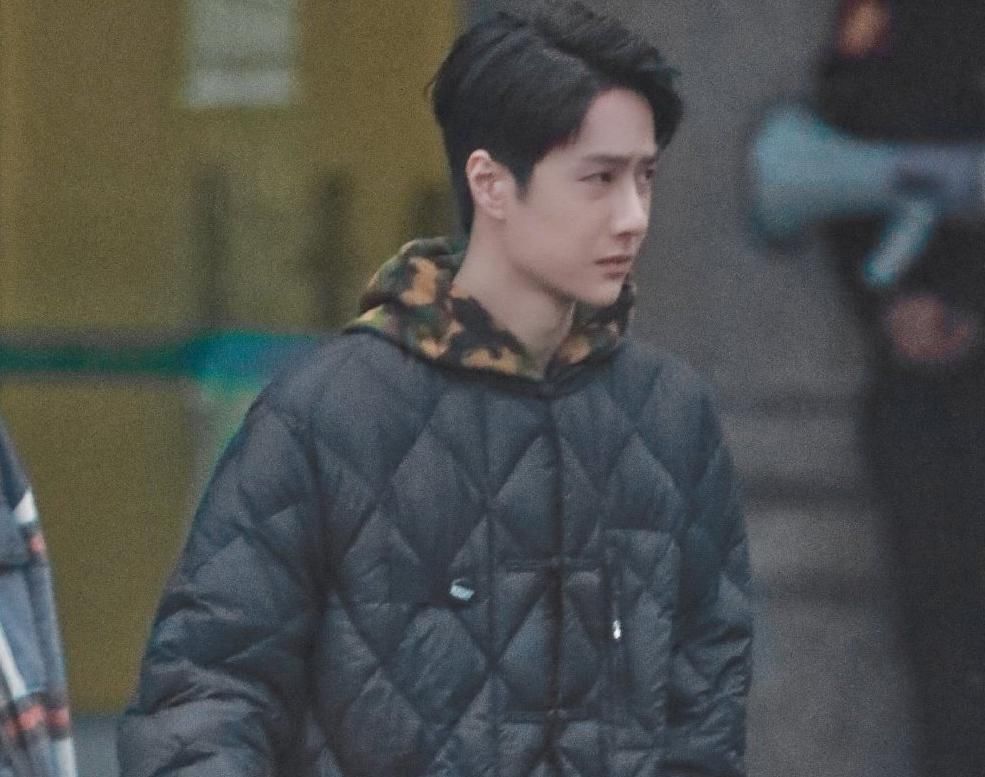 纪律委员|王一博被问竞品鞋，害怕挥手回答太好笑，门被挤爆大张伟带潘玮柏解救
