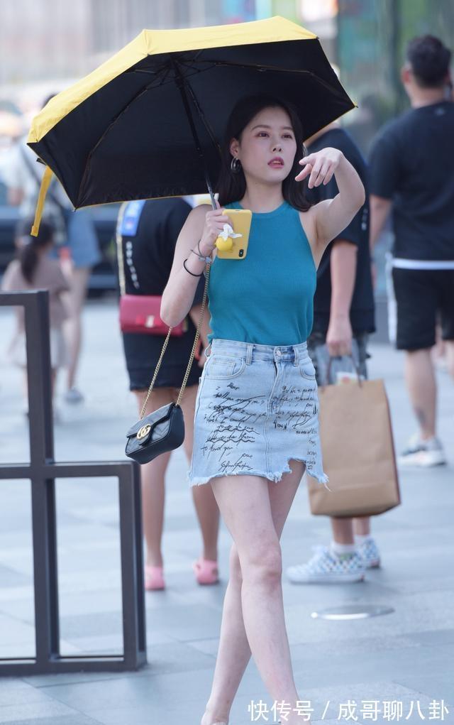 辣妈|秋季,辣妈身着粉红色连衣裙,展现出独特而成熟的魅力