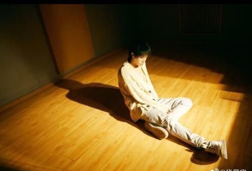 女孩|為她唱歌，偷偷去看她，讓華晨宇念念不忘的女孩原來是這個樣子