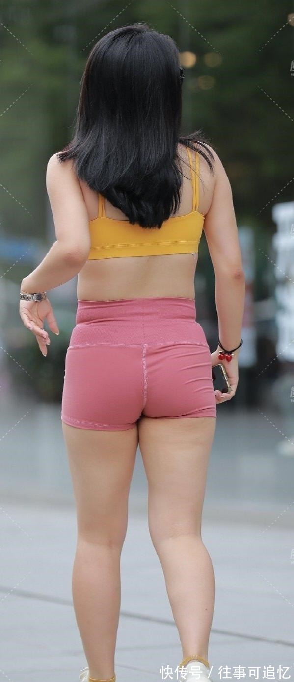 毛衣裙 光彩夺目的鲨鱼裤穿搭凸显潮流时尚感,显得青春又减龄,不同鞋子!