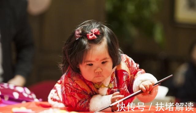 家长|女儿百日宴“抓周”,一把抓住“饱腹之物”,宝妈羞愧:真没脸看