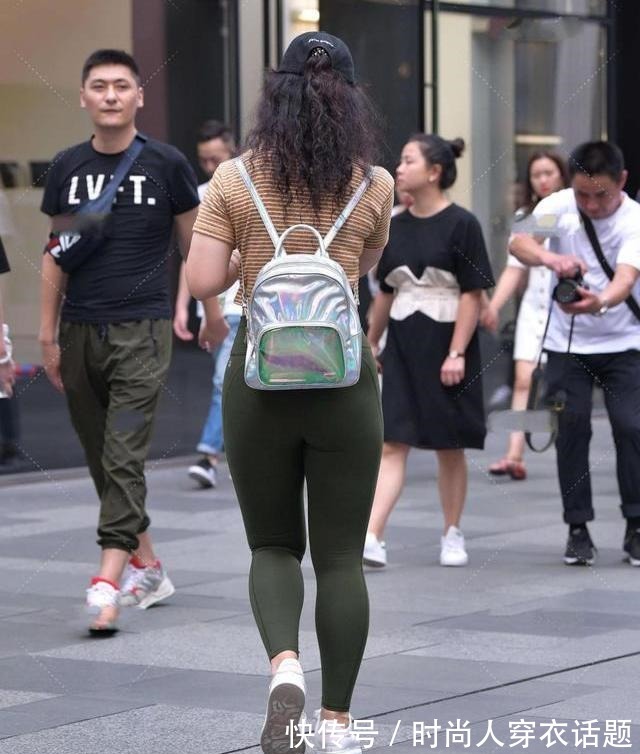 条纹 圆领条纹短袖搭配运动裤,简洁不单调,青春靓丽!