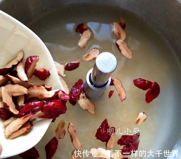 熬小米粥时,“最忌”开水下锅,记住这步,米油浓厚,香糯好喝!