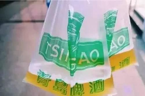  趣事：青岛人买啤酒时，为什么都用塑料袋装？总算知道了原因