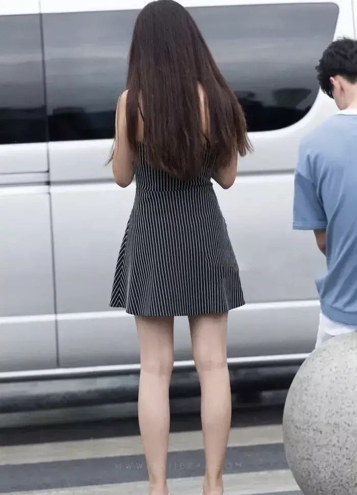 美人|落花纷纷稍觉多，美人欲醉朱颜酡，条纹吊带连衣裙的时尚穿搭