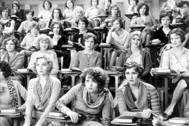 历史|历史上那些让你过目难忘的图片,猜猜图3女性跪着干啥?图5正在打啵……