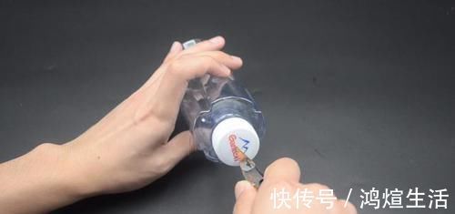 实用|塑料瓶上戳2个洞，放在家里特别实用，轻松省下不少钱，快试试吧